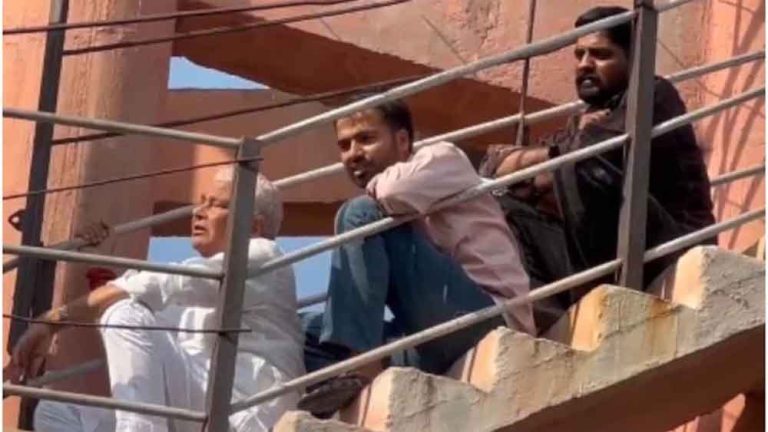 राजस्थान-जयपुर में धरना दे रहे युवाओं को मनाने पानी की टंकी पर चढ़े किरोड़ी मीणा