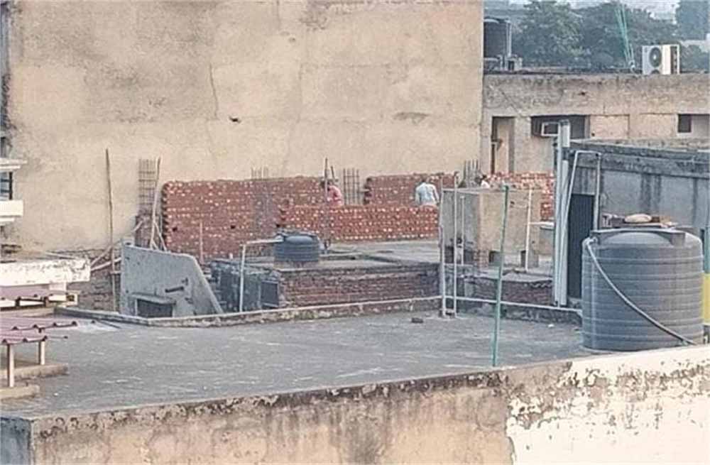 सरकारी बैंक के ठीक सामने पिछले कई महीनों से एक इमारत अवैध रूप से बनाई जा रही, हो रही अनदेखी 1 awed1 1