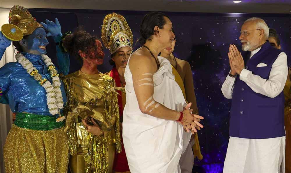 गुरुकुलम में छात्रों द्वारा संस्कृत में रामायण की प्रस्तुत की गयी झलकियां को देखकर उनकी मोदी ने सराहना की 1 modi1 10