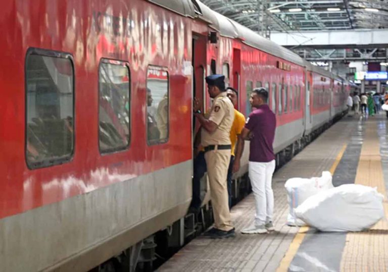 मुंबई उपनगर क्षेत्र में सफर करने वाले यात्रियों के लिए बड़ी राहत की खबर, 13 नई एसी लोकल ट्रेन सेवाएं शुरू