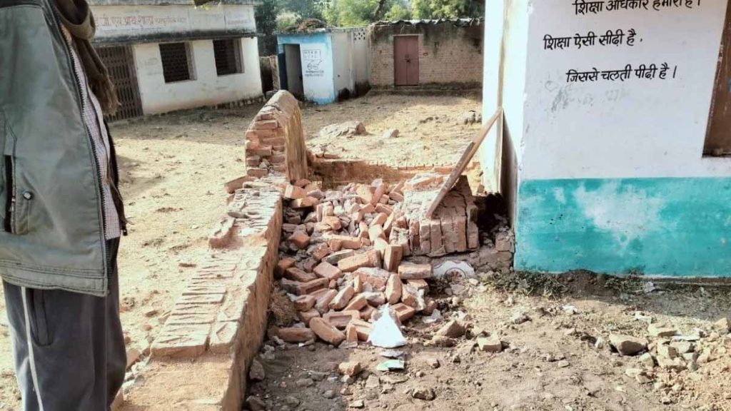 स्कूल के हैंडवाश यूनिट की दीवार ढही, चार बच्चे घायल, बच्चों को जिला अस्पताल किया रेफर स्कूल के हैंडवाश यूनिट की दीवार ढही, चार बच्चे घायल, बच्चों को जिला अस्पताल किया रेफर