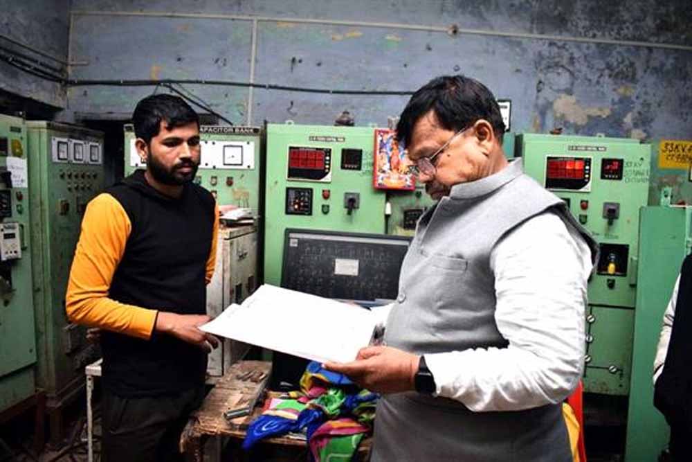 ऊर्जा मंत्री श्री तोमर ने किया महाराजपुरा विद्युत सब-स्टेशन का निरीक्षण 1 tomar1