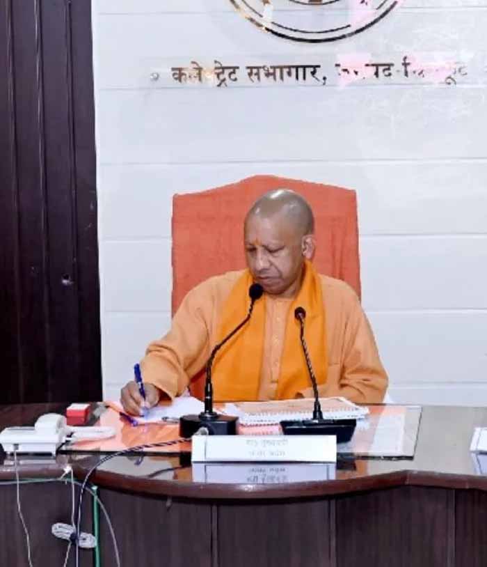 मुख्यमंत्री योगी निर्धारित समय से पहले ही कलेक्ट्रेट सभागार पहुंच गए थे, जिससे अधिकारियों के हाथ-पांव फूल गए 1 yogi1 15