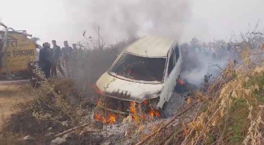 मनावर में कार में भीषण आग लगने से जिंदा जला चालक 1 2 280