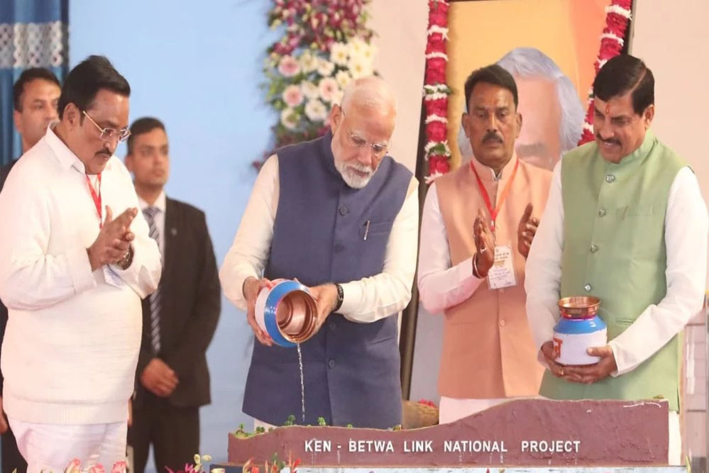 केन-बेतवा लिंक परियोजना का हुआ शिलान्यास, प्रधानमंत्री मोदी बोले- पानी के लिए आंबेडकर ने काम किया, कांग्रेस ने सच्चाई छिपाई 1 25A 69