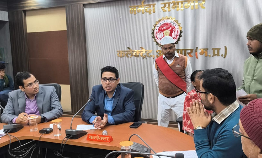 कलेक्टर ने जनसुनवाई के दौरान अधिकारियों को दिए निर्देश 1 31A 86 1