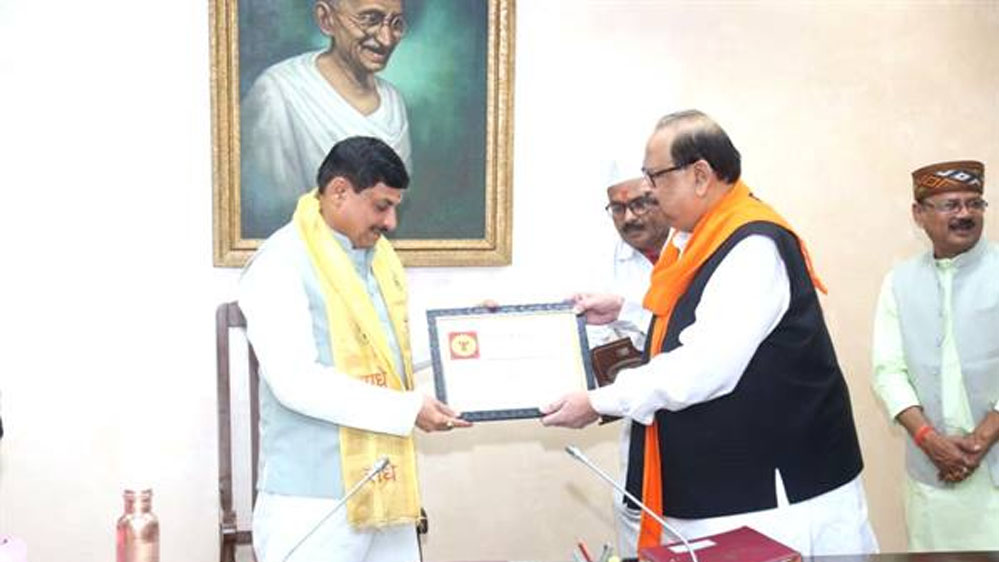 मुख्यमंत्री डॉ. यादव को मंत्री काश्यप ने अन्तर्राष्ट्रीय व्यापार मेले में प्राप्त स्वर्ण पदक किया भेंट 1 4A 64