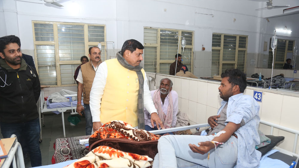 मुख्यमंत्री ने आर्थिक रूप से कमजोर श्रीमती तारा पांडे के उपचार के लिए होने वाले व्यय का भुगतान शासन की ओर से करने की बात कही 1 6A 6