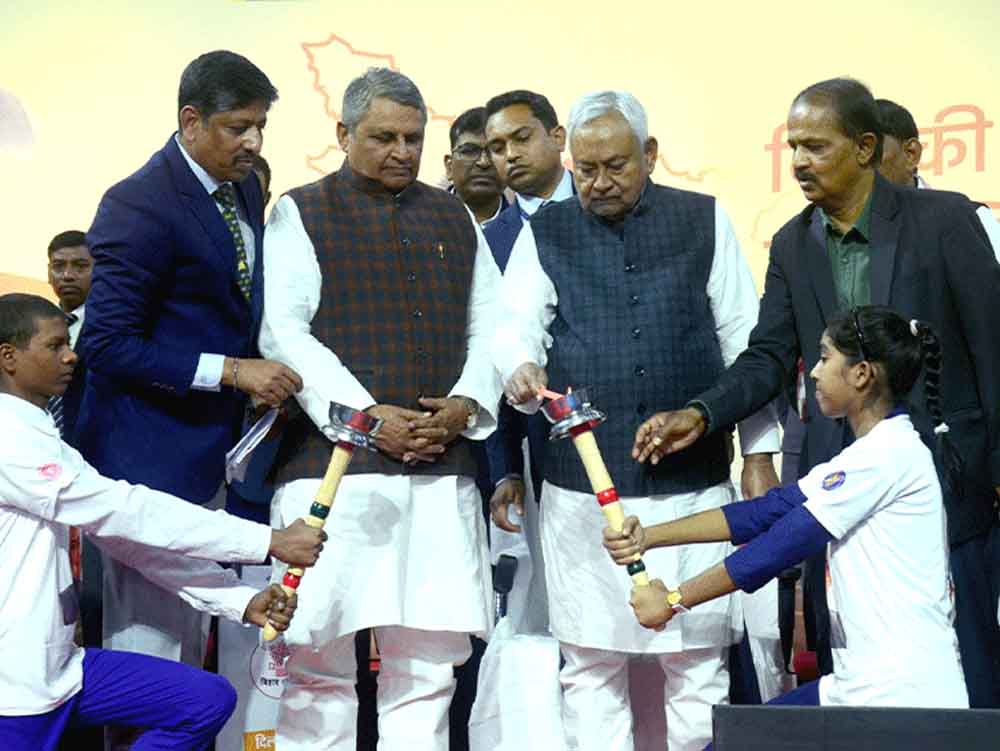 बिहार-पटना में मुख्यमंत्री नीतीश ने विष्व की सबसे बड़ी खेल प्रतिभा खोज प्रतियोगिता का मशाल जलाकर किया शुभारंभ 1 Bihar 02 2 8