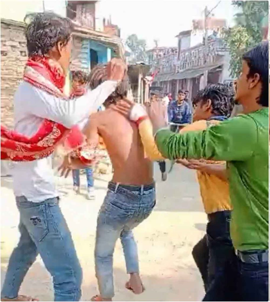 बिहार-दरभंगा में दोस्तों से हुई लड़ाई का बदला लेने दिव्यांग युवक को खंभे से बांधकर पीटा