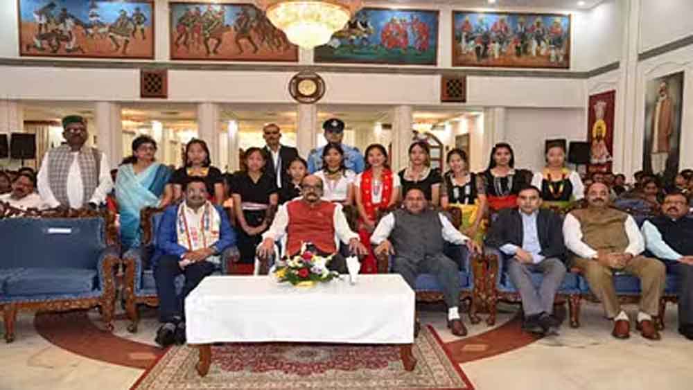 छत्तीसगढ़-राजभवन में राज्यपाल के सामने पूर्वोत्तर राज्यों की छात्राओं ने दी सांस्कृतिक प्रस्तुतियां 1 Chhattisgarh 08 2 2