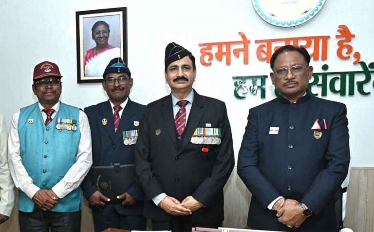 छत्तीसगढ़-सशस्त्र सेना झंडा दिवस पर मुख्यमंत्री बोले- 'सैनिकों के शौर्य और बलिदानों के कारण ही हम सुरक्षित'