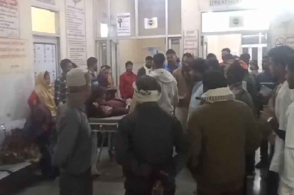 उप्र-मैनपुरी में करंट लगने से तीन कर्मचारी घायल और दो की हालत गंभीर 1 Desh 05 2 3