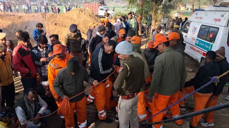 राजस्थान-दौसा में 150 फीट गहरे बोरवेल में गिरा मासूम आर्यन