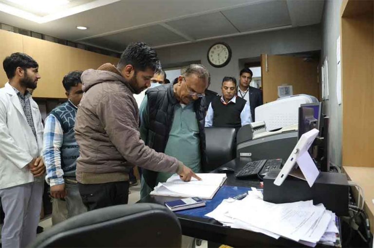 राजस्थान-विधानसभा अध्यक्ष को अजमेर के इमरजेंसी वार्ड से डॉक्टर मिले गायब और सोनोग्राफी कक्ष पर लगा ताला