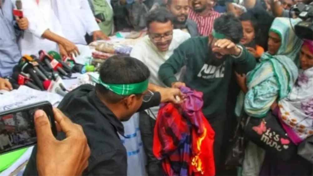 भारत और बांग्लादेश के बीच रिश्ते और तनावपूर्ण, जयपुरिया चादरों में लगाई आग, भारतीय उत्पादों के बहिष्कार का ऐलान 1 bangla1
