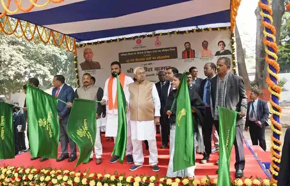 मुख्यमंत्री नीतीश ने परिवहन विभाग की 43 डिलक्स बसों को हरी झंडी दिखाकर किया रवाना 1 cm ni2