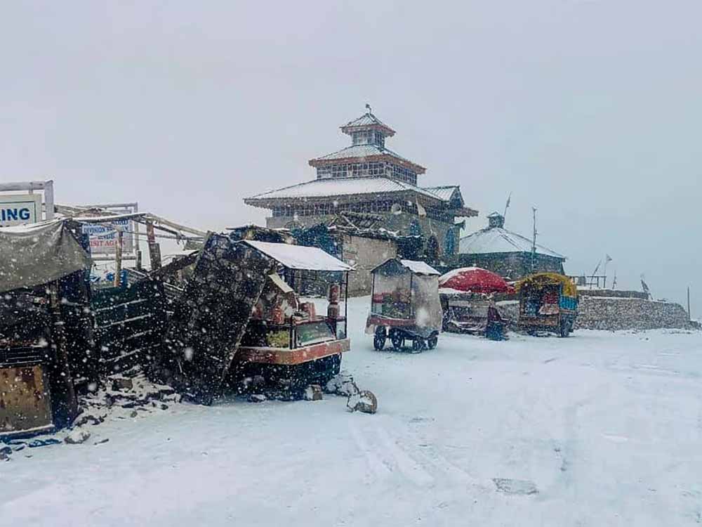 बर्फबारी के बाद गुलमर्ग में -9 डिग्री पर लुढ़का पारा; केंद्र ने जारी की एडवायजरी 1 snow fall1