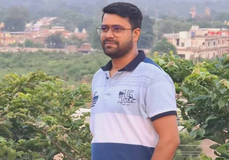 पत्नी और उसके परिवार वालों पर उत्पीड़न का आरोप लगाकर जान देने वाले अतुल सुभाष को न्याय देने की उठ रही मांग
