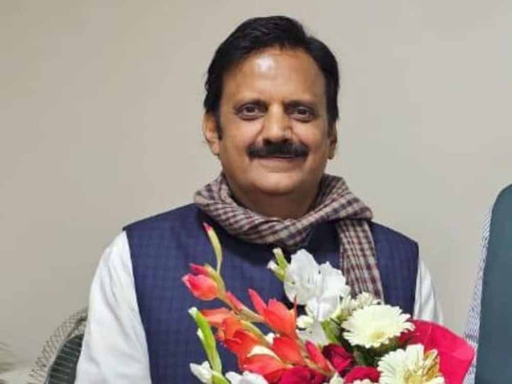 ग्रामीण क्षेत्रों में स्वास्थ्य सेवाओं को सशक्त करने के लिये शासन प्रतिबद्ध: उप मुख्यमंत्री शुक्ल 1 sukl 4