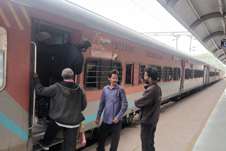 1500 श्रद्धालुओं को लेकर रवाना हुई भोपाल की पहली कुंभ स्पेशल ट्रेन