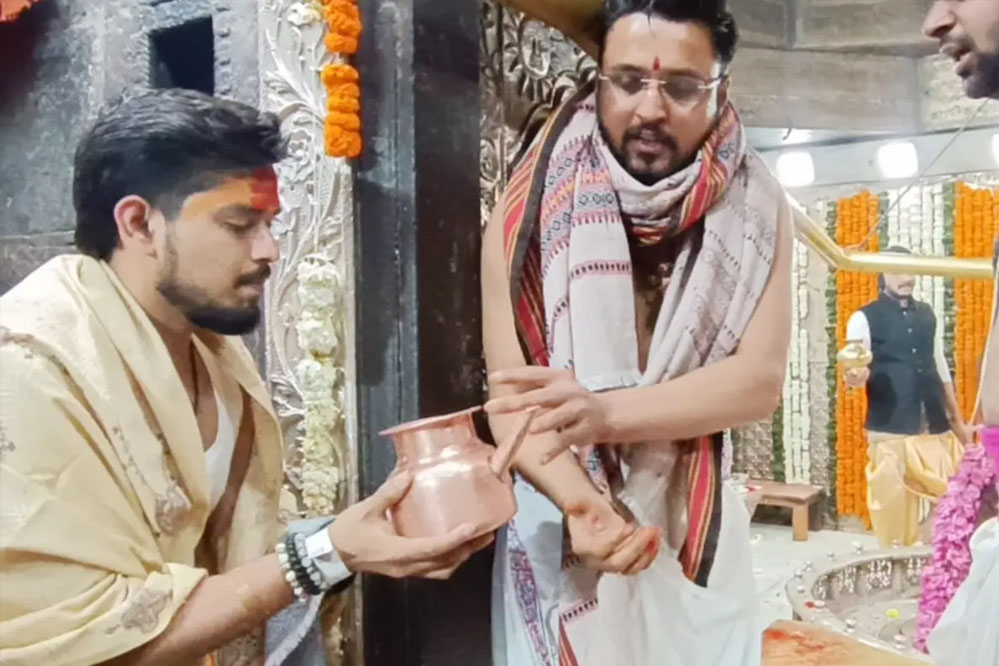 श्री महाकालेश्वर मंदिर में बाबा महाकाल के दर्शन के लिए मशहूर पॉप स्टार तनिष्क सिंह उर्फ पैराडॉक्स पहुंचे 1 17A 84 1