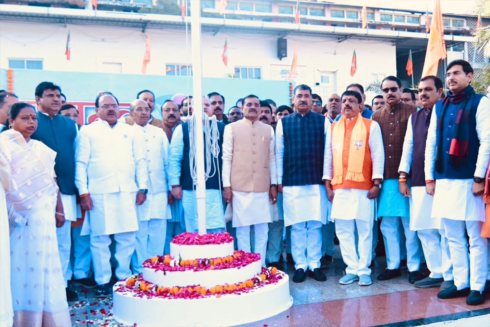 भाजपा के प्रदेश अध्यक्ष व सांसद विष्णुदत्त शर्मा, क्षेत्रीय संगठन महामंत्रीअजय जामवाल एवं प्रदेश संगठन महामंत्री हितानंद जी ने प्रदेश कार्यालय में किया ध्वजारोहण 1 27A38