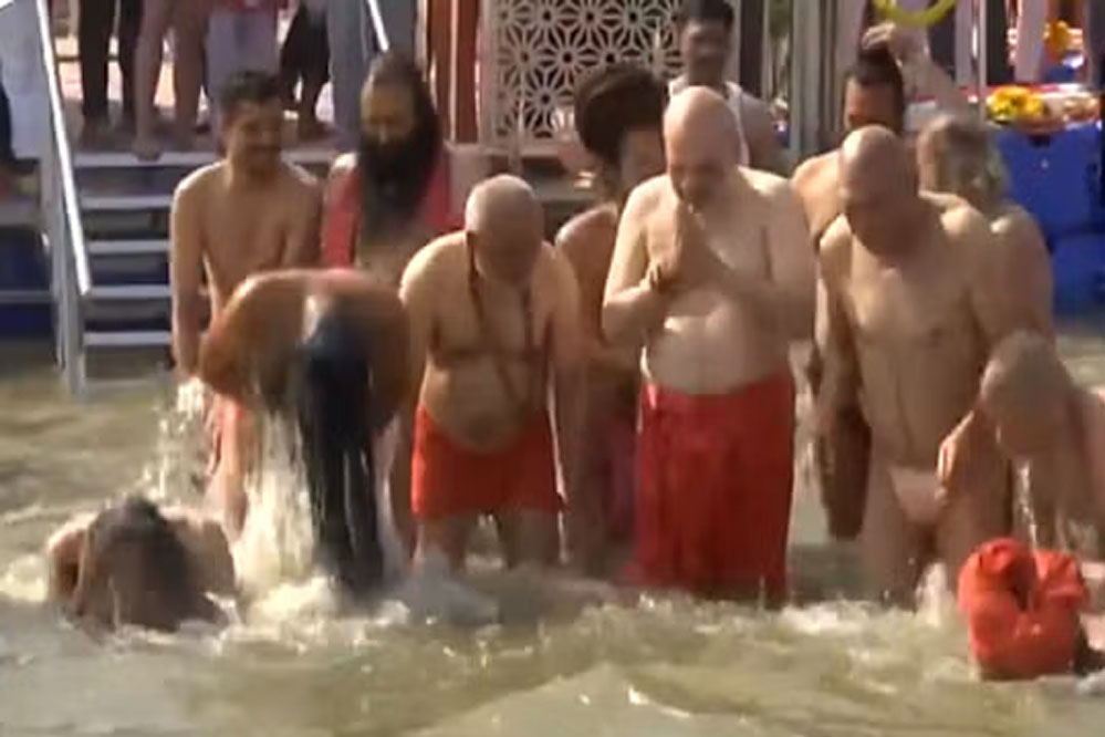 अमित शाह और CM योगी ने लगाई संगम में डुबकी, स्वामी रामदेव भी रहे मौजूद 1 27A74