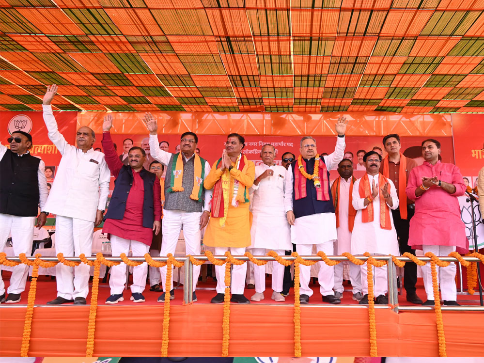 भाजपा महापौर प्रत्याशी मधुसूदन यादव के नामांकन रैली में शामिल हुए डॉ रमन सिंह, सभा को किया संबोधित 1 29A 14