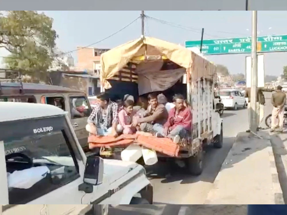 रीवा जिले के चाकघाट यात्रा अंतर्गत सीमा पर पुलिस-प्रशासनिक अधिकारी मौजूद भोजन, ठहरने की व्यवस्था के साथ डॉक्टरों की टीम भी उपलब्ध 1 29A 82