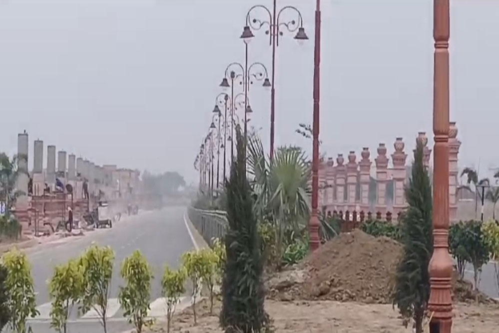 प्रयागराज एयरपोर्ट से संगम तक बना 16 किलोमीटर लंबा VVIP कॉरिडोर, लगाए गए 84 विशेष स्तंभ 1 3A 105