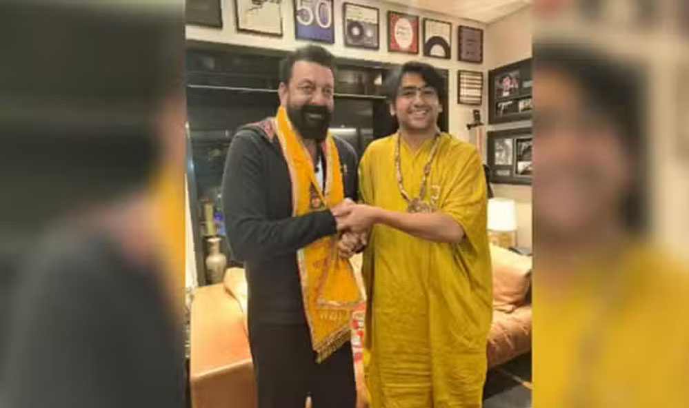 अभिनेता संजय दत्त ने बागेश्वर धाम के पंडित धीरेंद्र कृष्ण शास्त्री के साथ तस्वीर सोशल मीडिया पर की पोस्ट 1 4A 65