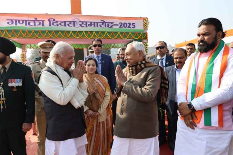 बिहार-मुख्यमंत्री ने सीएम हाउस पर झंडोत्तोलन कर बच्चों को खिलाई जलेबी