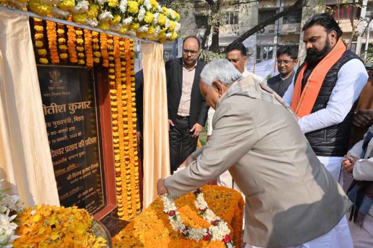 बिहार-मुख्यमंत्री नीतीष कुमार ने त्रिपुरा के पूर्व राज्यपाल सिद्धेष्वर प्रसाद की प्रतिमा का किया अनावरण
