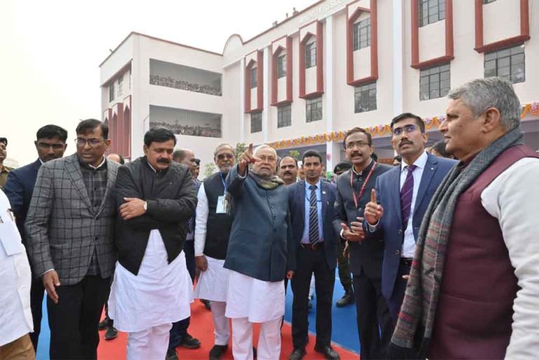 बिहार-किशनगंज में मुख्यमंत्री नीतीश की बैठक में जनहितैषी योजनाओं और विकास कार्यों का दिया प्रजेंटेशन