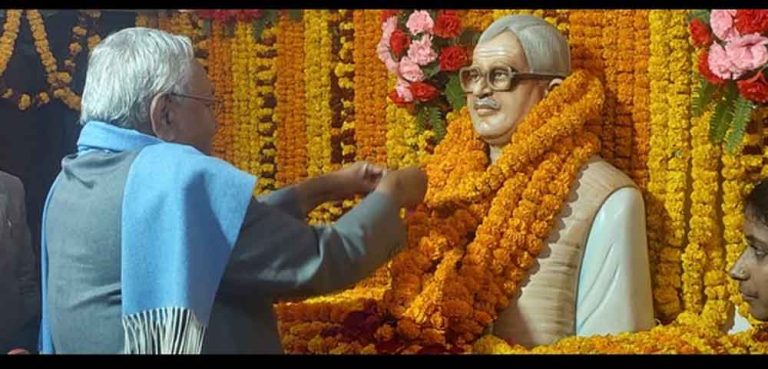 बिहार-समस्तीपुर में मुख्यमंत्री नीतीश ने भारत रत्न जननायक कर्पूरी ठाकुर को दी पुष्पांजलि