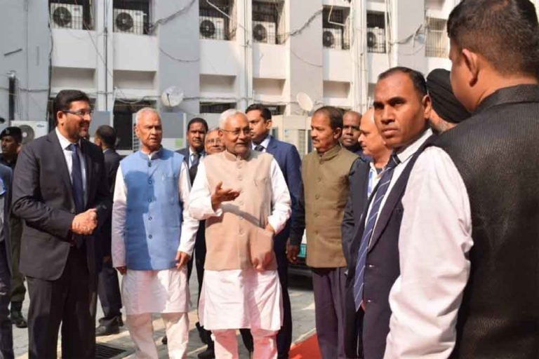 बिहार-खगड़िया जिले की समीक्षा में मुख्यमंत्री नितीश बोले-'10 से बढ़ाकर 12 लाख लोगों को सरकारी नौकरी देने का किया लक्ष्य'