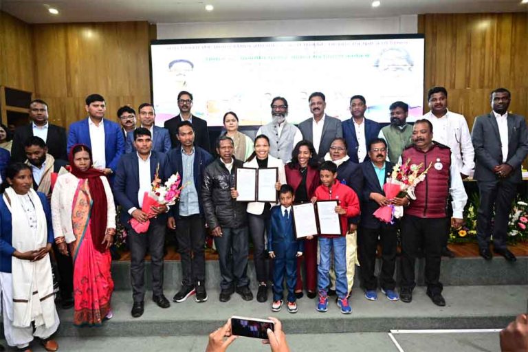 झारखण्ड-मुख्यमंत्री हेमन्त सोरेन ने हॉकी ओलंपियन सलीमा और निक्की को किया सम्मानित, 'जमीन-घर बनाने सरकार देगी 35 लाख रुपए'
