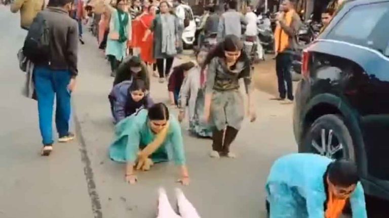 छत्तीसगढ़-रायपुर में बर्खास्त बीएड शिक्षकों का दंडवत प्रदर्शन