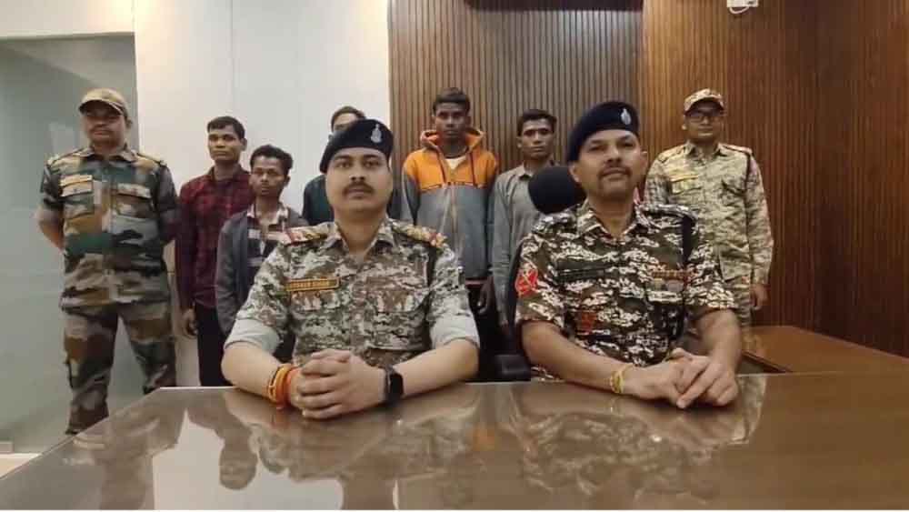 छत्तीसगढ़-सुकमा में 2 लाख के इनामी सहित 6 नक्सलियों ने किया सरेंडर 1 Cg 07 2 14