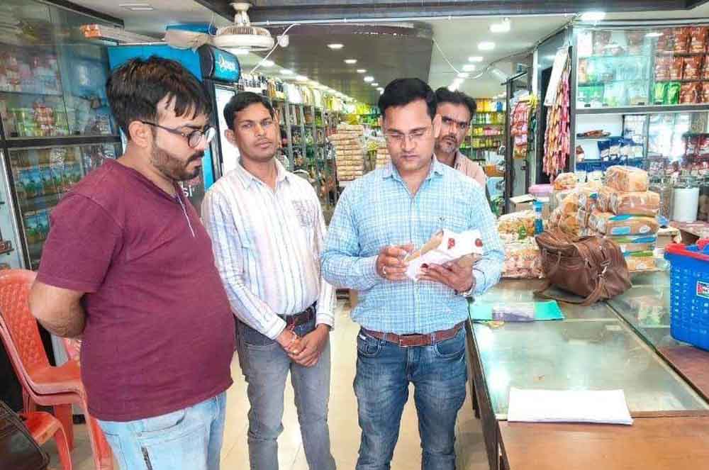 छत्तीसगढ़-अमानक उत्पाद बेचते 6 प्रतिष्ठानों पर 16.50 लाख का जुर्माना 1 Cg 08 2 19