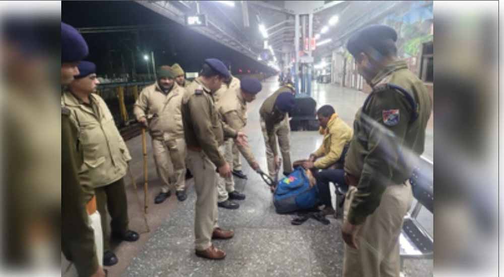 गणतंत्र दिवस के मद्देनजर पश्चिम मध्य रेल के भोपाल मंडल में सुरक्षा के किए गए पुख्ता इंतजाम 1 cheking1