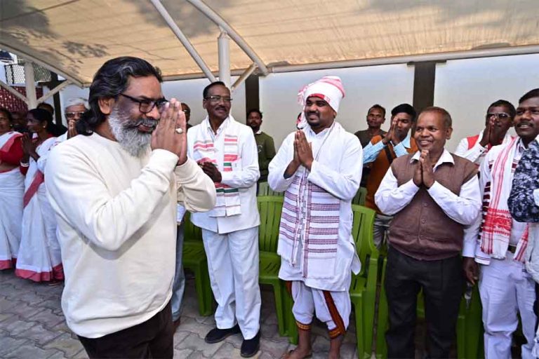 झारखण्ड-रांची में मुख्यमंत्री हेमन्त सोरेन से मिले राजी पड़हा सरना प्रार्थना सभा के प्रतिनिधि