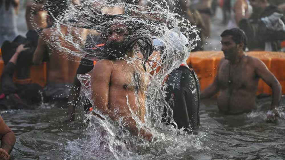 संगम पर पुण्य की डुबकी लगाने वाले श्रद्धालुओं के उत्साह में कोई कमी नहीं आयी, स्नानार्थियों का उत्साह चरम पर 1 kumbh2 10