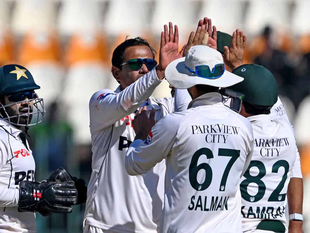 पाकिस्तान के स्पिनर्स का डंका बजा और मेहमानों ने अपने हथियार डाल दिए, नोमान अली ने हैट्रिक समेत खोला पंजा 1 noman ali