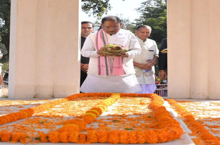 सामूहिक विवाह में नवविवाहित जोड़ों को दिया आशीर्वाद