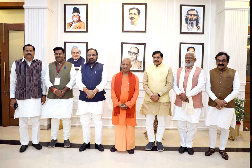 मुख्यमंत्री डॉ. मोहन यादव से समत्व भवन में उत्तरप्रदेश के मुख्यमंत्री योगी आदित्यनाथ ने सौजन्य भेंट की 1 15A 2
