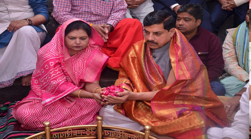 सीएम डॉ मोहन यादव ने उज्जैन के श्री अंगारेश्वर महादेव के मंदिर में पूजा अर्चना की 1 16A 88