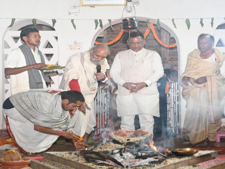 श्रीकोट आश्रम में गुरुमाता पूर्णिमा जी के विग्रह की प्राण प्रतिष्ठा समारोह में शामिल हुए मुख्यमंत्री