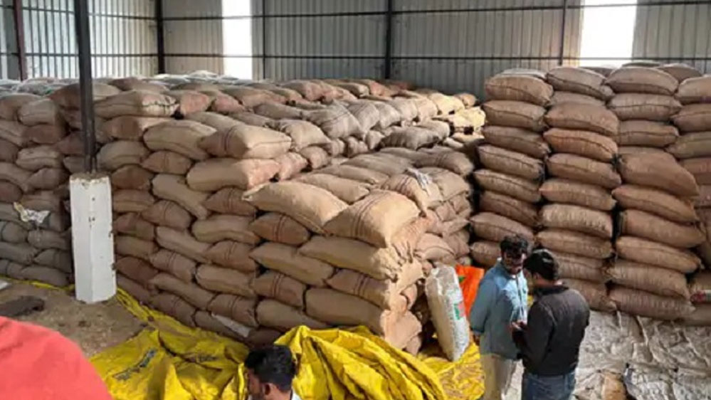 GST टीम की कार्रवाई, गोदाम पर छापा मारकर 12 करोड़ रुपए की सुपारी की जब्त 1 5A 49